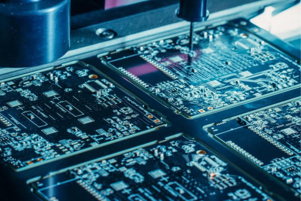 从贴片到插件：一文理清SMT/DIP/PCBA的本质差异